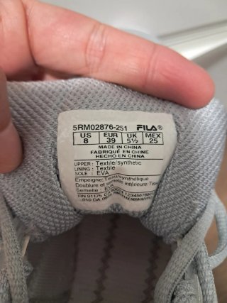 Deportivas Fila grises y blancas