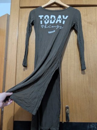 Vestido verde militar con mensaje
