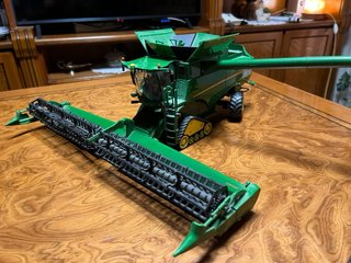 Maqueta John Deere S690i a escala 1:32