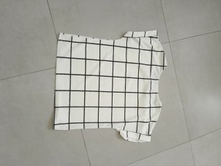 Camiseta blanca y negra a cuadros