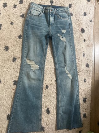 Pantalones vaqueros acampanados rotos