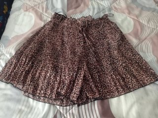 Falda pantalón plisada estampado leopardo