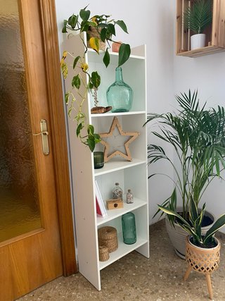 Estantería blanca y de madera