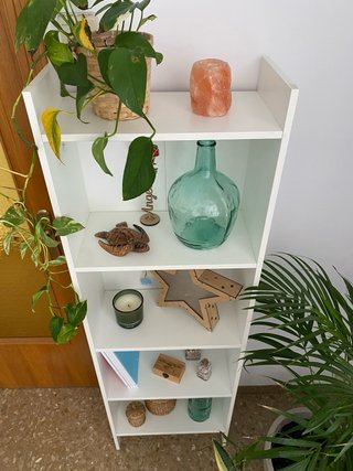 Estantería blanca y de madera