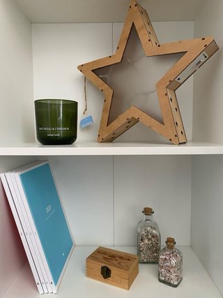 Estantería blanca y de madera