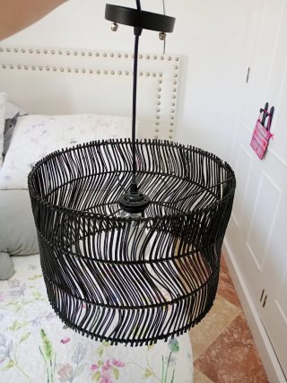 Lámpara de metal y mimbre negra