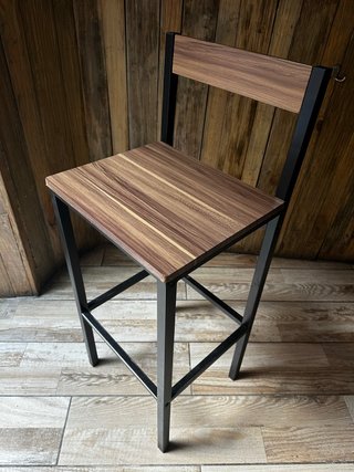 Taburete alto con respaldo