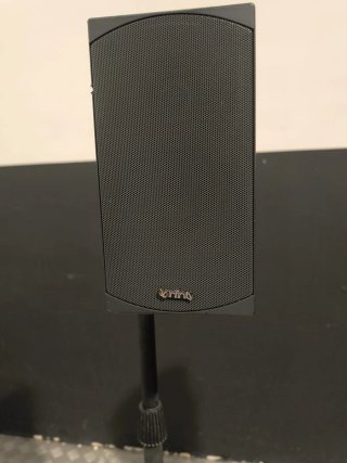 Altavoces Infinity negros con pies