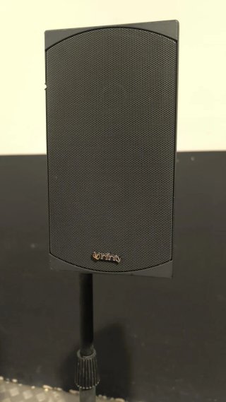 Altavoces Infinity negros con pies