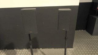 Altavoces Infinity negros con pies