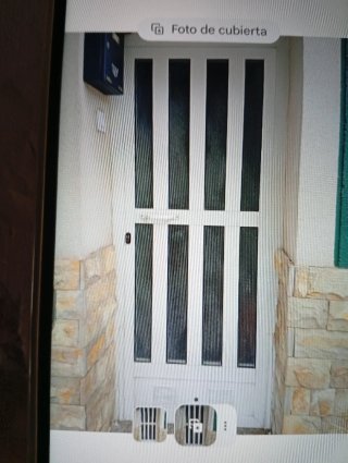 Puerta de aluminio blanca con sus llaves. 2m por85
