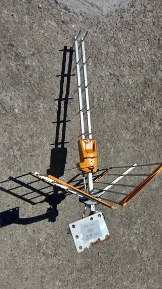Antena TDT Televés con mástil en buen estado.