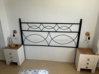 Cabecero de cama metálico.