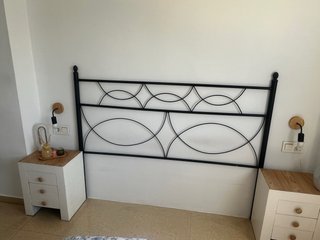 Cabecero de cama metálico.