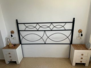 Cabecero de cama metálico.