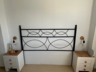 Cabecero de cama metálico.