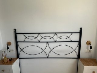 Cabecero de cama metálico.