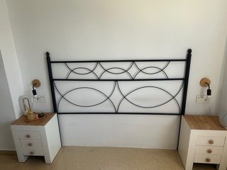 Cabecero de cama metálico.
