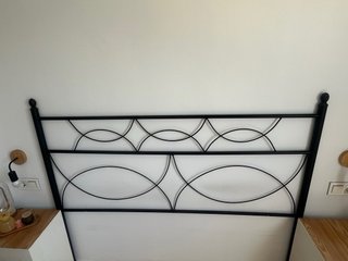 Cabecero de cama metálico.