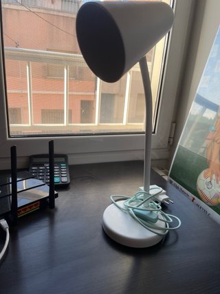 Lámpara de escritorio Ikea gris y blanca