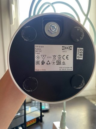 Lámpara de escritorio Ikea gris y blanca
