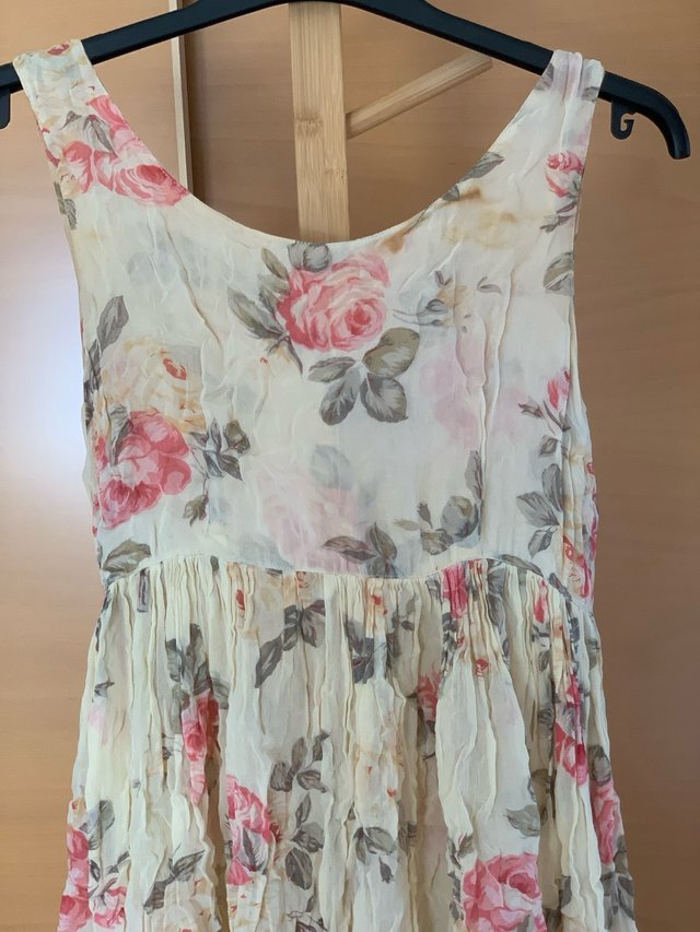 Vestido floral rosa y amarillo para verano
