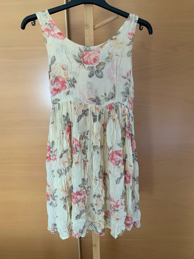 Vestido floral rosa y amarillo para verano
