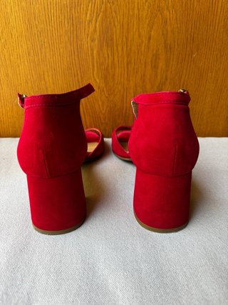 Sandalias rojas de tacón