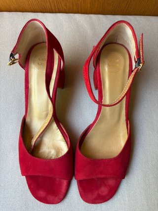 Sandalias rojas de tacón
