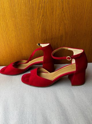 Sandalias rojas de tacón