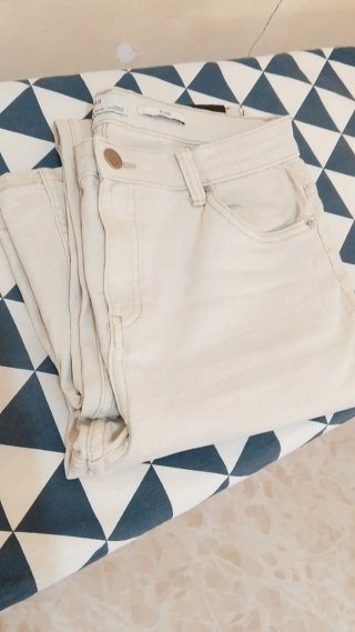 Conjunto jersey rosa y pantalón beige