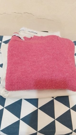 Conjunto jersey rosa y pantalón beige