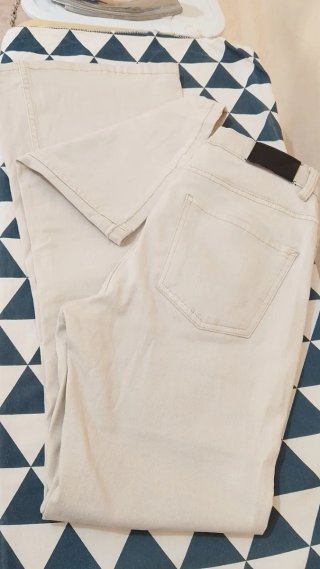 Conjunto jersey rosa y pantalón beige