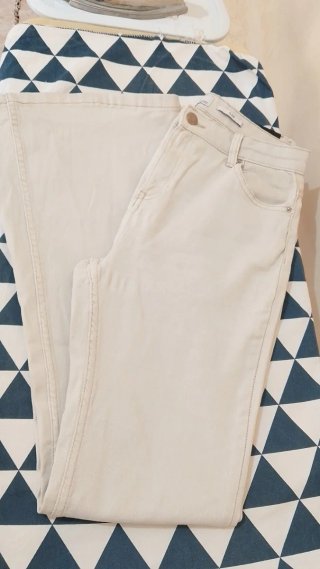 Conjunto jersey rosa y pantalón beige