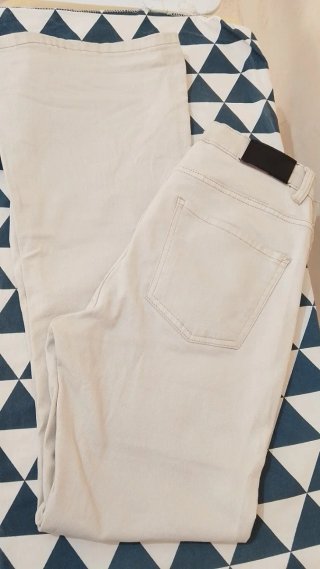 Conjunto jersey rosa y pantalón beige