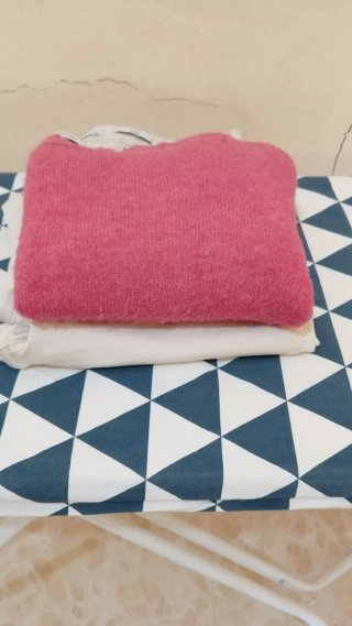 Conjunto jersey rosa y pantalón beige