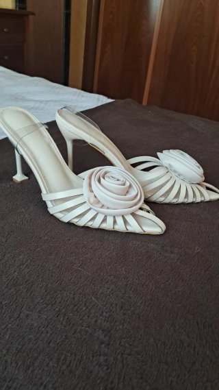 Zapatos de raso con tacón y flor