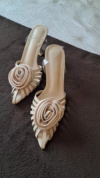Zapatos de raso con tacón y flor