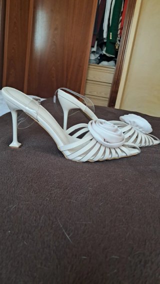 Zapatos de raso con tacón y flor