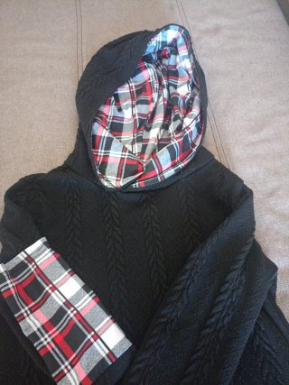Sudadera negra con capucha y cuadros