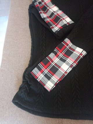 Sudadera negra con capucha y cuadros