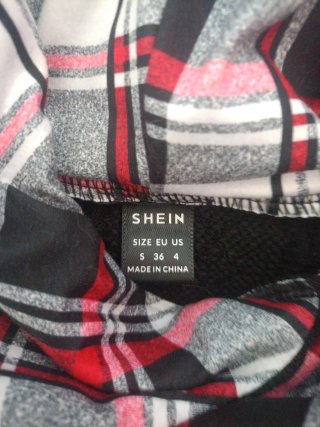 Sudadera negra con capucha y cuadros