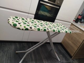 Tabla de planchar con funda de puntos