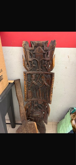 Silla de madera tallada artesanal