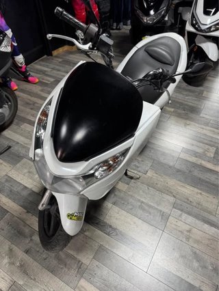 Honda PCX 125 2011 .