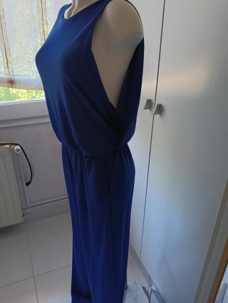 Mono elegante con espalda descubierta