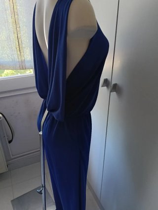 Mono elegante con espalda descubierta