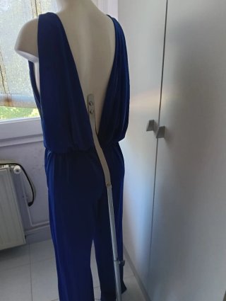 Mono elegante con espalda descubierta