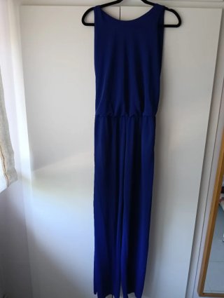 Mono elegante con espalda descubierta