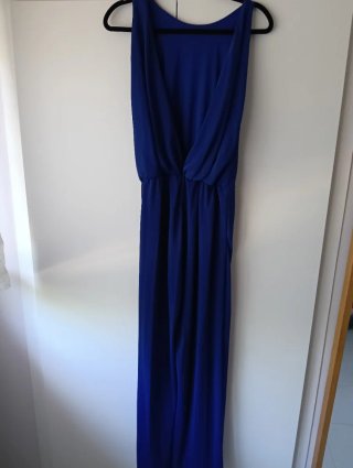 Mono elegante con espalda descubierta